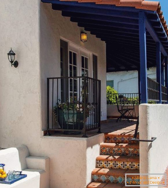 Design méditerranéen du porche d'une maison privée - photo