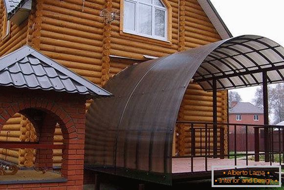 Un grand porche en polycarbonate - une photo d'une maison privée