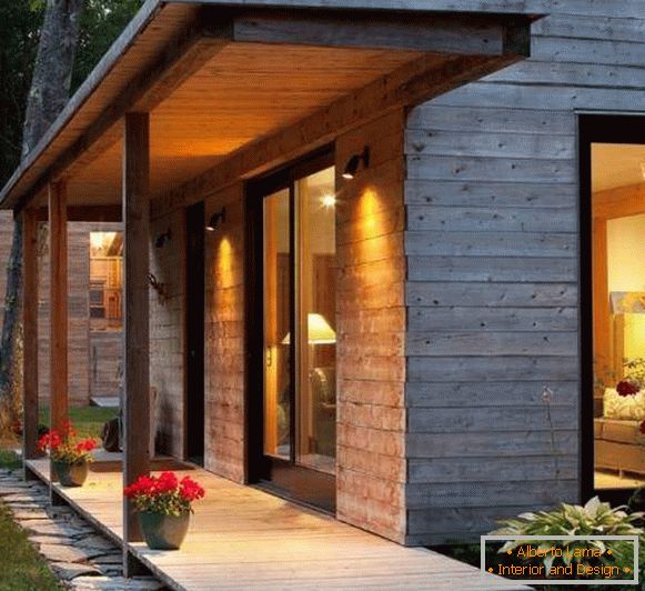 Un petit porche en bois pour une maison privée moderne