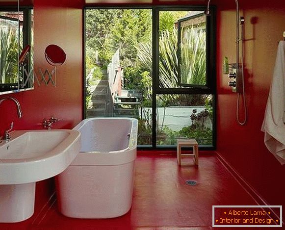 Variantes de la peinture des murs de l'appartement - couleur rouge dans la salle de bain