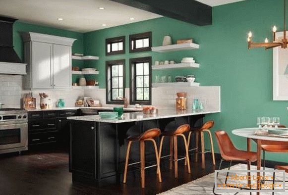 Peindre les murs de l'appartement avec de la peinture verte - une photo de la cuisine et du salon