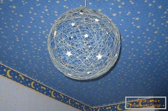 Des idées pour décorer une maison de vos propres mains - une boule de fil comme une lampe