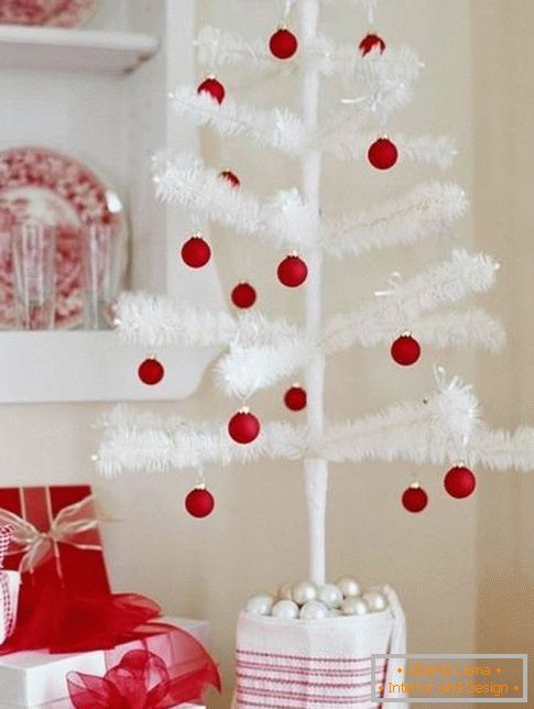 arbre de Noël à la décoration simple et élégante