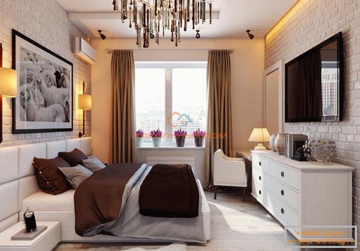Une petite chambre de style loft est faite de couleurs claires. Design élégant et luxueux dans une interprétation inhabituelle.