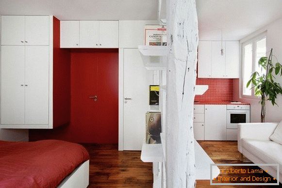 Intérieur créatif de l'appartement de couleur rouge
