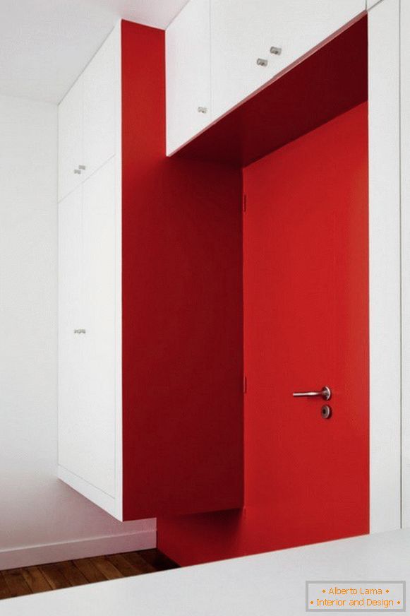 Intérieur créatif de l'appartement de couleur rouge