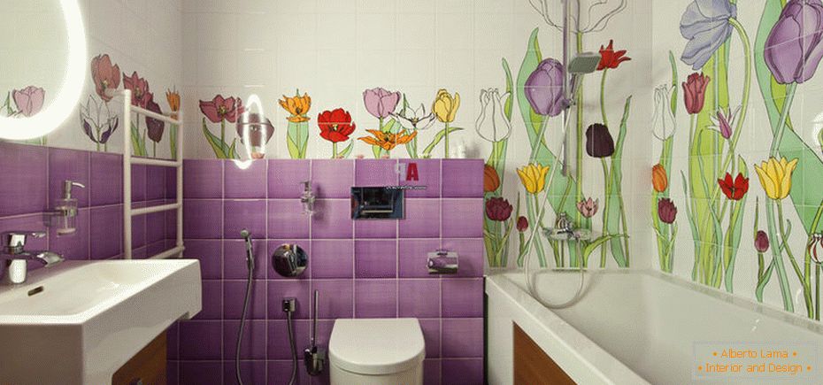 Carrelage avec motif de fleurs dans la salle de bain
