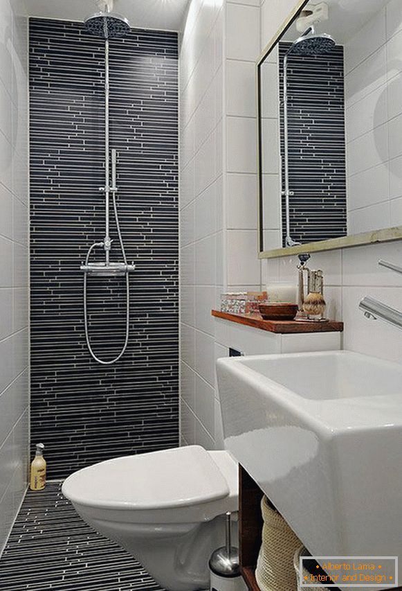 Salle de bain étroite en noir et blanc
