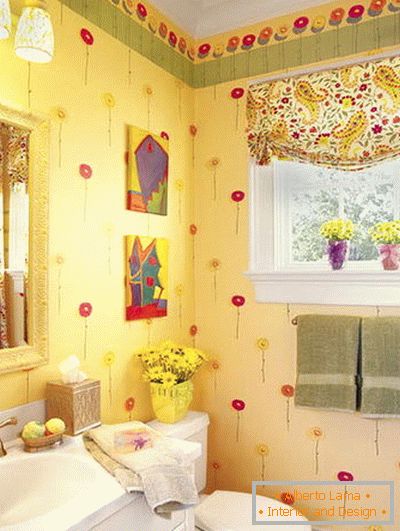 Fleurs et rideaux dans la salle de bain