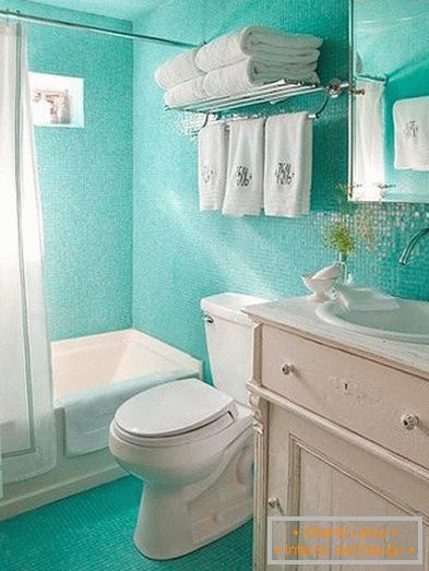 Mosaïque turquoise dans la salle de bain