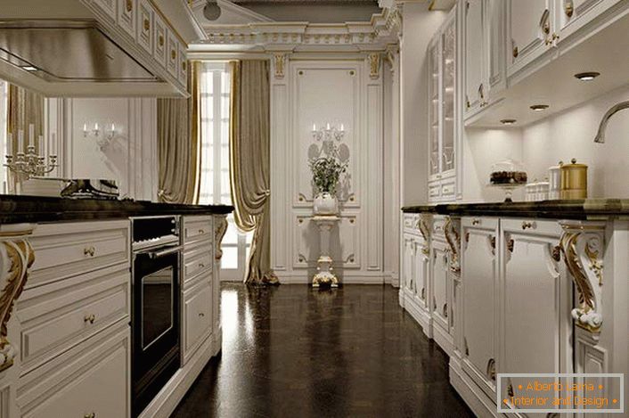 L'intérieur noble de la cuisine aux couleurs blanc et or témoigne du bon goût du propriétaire de la maison. 
