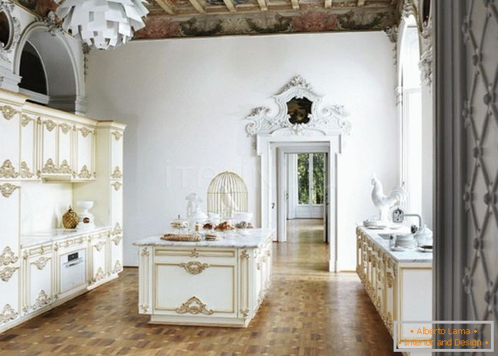 L'intérieur dans le style baroque est décoré de manière exquise, noble et fonctionnelle.