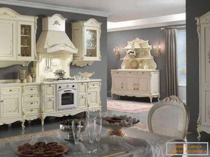 La décoration de la cuisine se fait dans les meilleures traditions du style baroque.