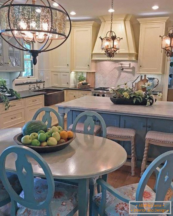 Style campagnard à l'intérieur de la cuisine - lampes et décor bleu