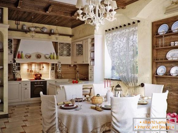 Décoration de cuisine dans le style provençal avec des plats lumineux