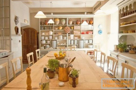 Rayonnage ouvert dans la cuisine provençale