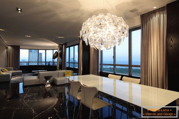 Un lustre massif pour le salon dans un style high-tech donne suffisamment de lumière. Design futuriste - une solution élégante pour l'intérieur.