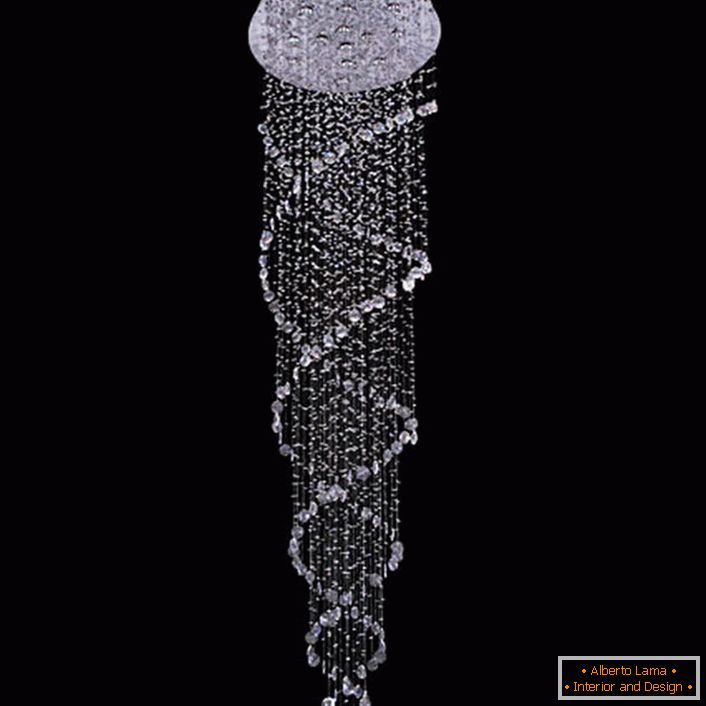 Un flux fluide de perles de cristal pour une pièce de style high-tech avec de hauts plafonds.
