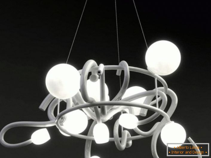 Un lustre de plafond en métal donne un éclairage maximal pour une petite pièce. Grâce à la fantaisie, ce type d'éclairage peut être combiné avec des éléments supplémentaires.