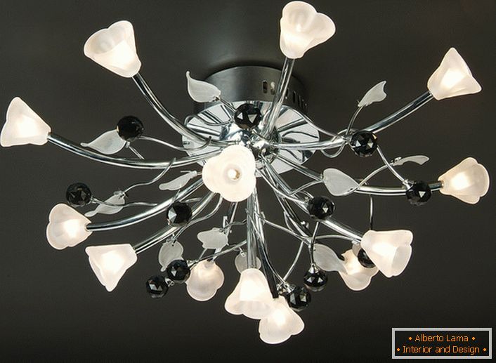 Motifs de fleurs dans la conception des lustres au plafond. Le style high-tech est étroitement surveillé, le métal chromé est élégamment combiné avec du verre blanc dépoli.