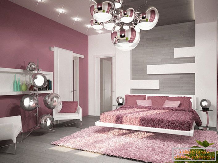 Un exemple d'éclairage bien choisi pour une chambre dans le style de la haute technologie. Le lustre au plafond, les lampes de chevet et le lampadaire sont fabriqués dans le même style.
