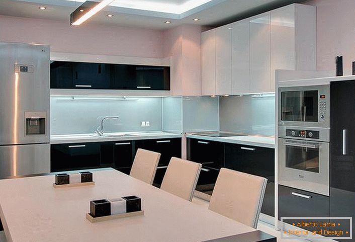 Une combinaison classique de noir et blanc à l'intérieur de la cuisine dans un style minimaliste.