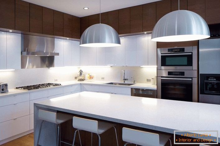 Solution de design dans le style du minimalisme pour une cuisine spacieuse et lumineuse. 