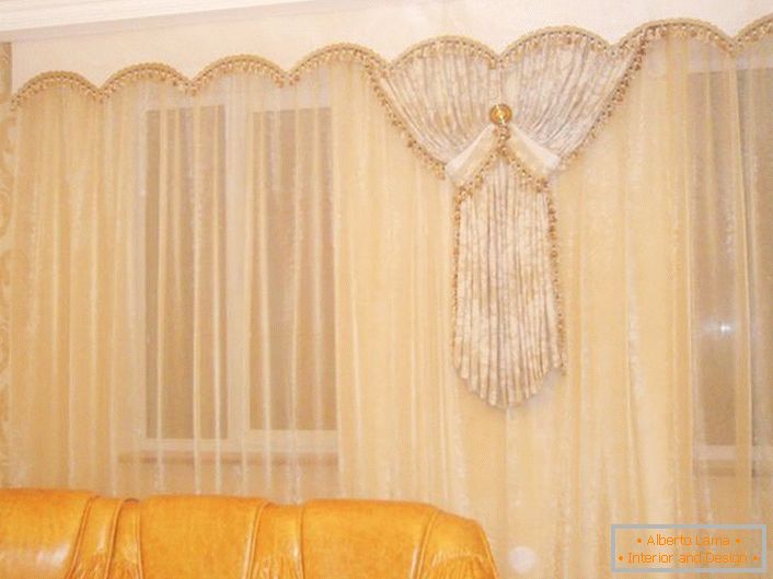 De délicats rideaux beiges de tissu transparent se marient bien avec les lambrequins de couleur ivoire.
