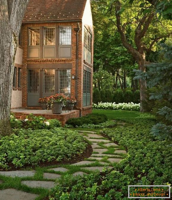 Aménagement paysager d'une maison de campagne - de beaux sentiers de jardin