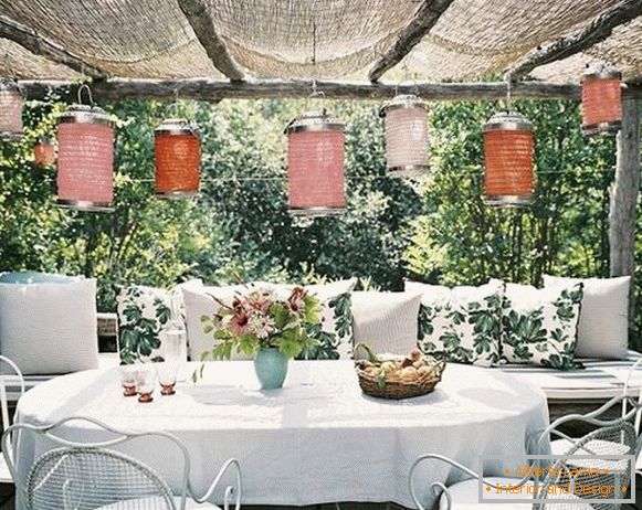 Décorations décoratives dans une cuisine d'été avec une véranda, photo 4