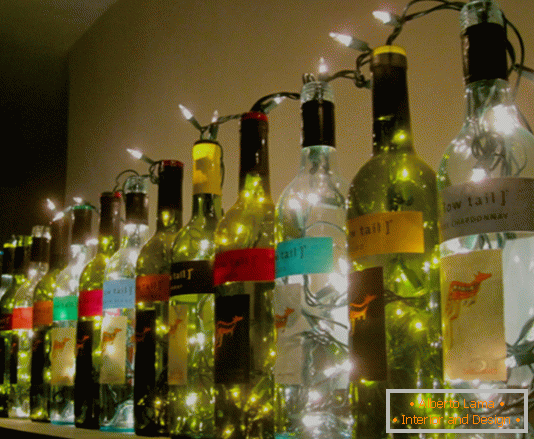 Le décor du Nouvel An des bouteilles et des guirlandes