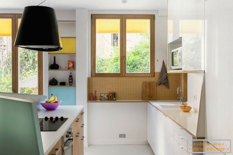 L'idée de l'intérieur de cuisine pour les petits appartements de MAEMA Architects