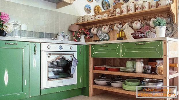 le décor d'une petite cuisine dans le style provençal
