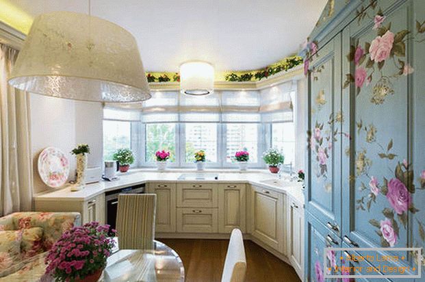 conception de la cuisine dans le style de la Provence avec des motifs floraux
