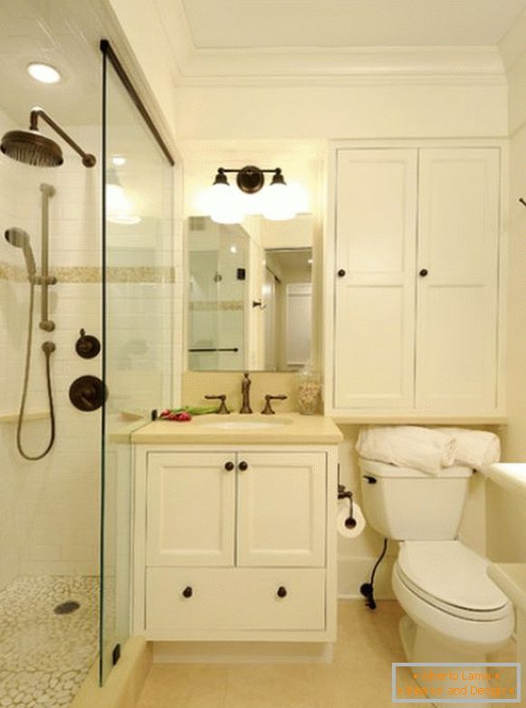 Cabine de douche étroite avec cloison de verre dans la salle de bain
