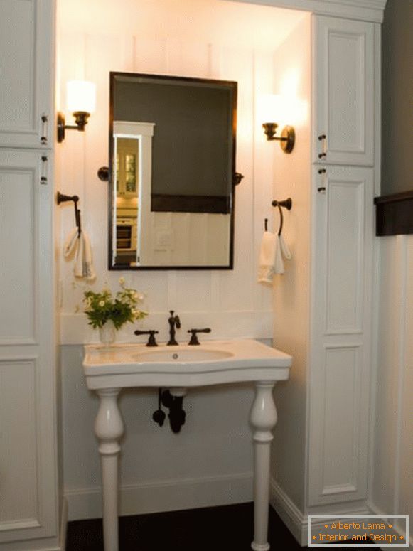 Table de toilette avec miroir et porte-serviettes dans la salle de bain