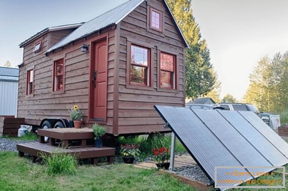 Une petite maison avec des panneaux solaires