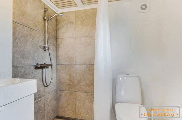 Salle de bain dans une petite maison privée