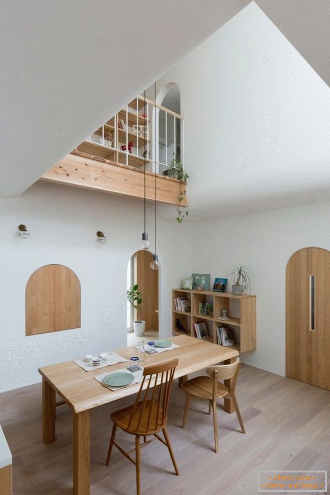 Salle à manger dans une petite maison avec des arches