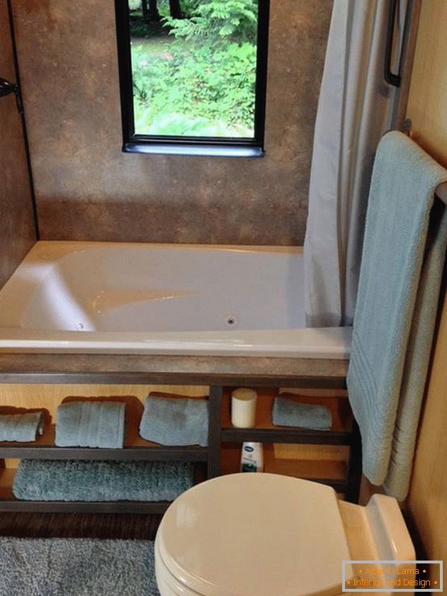 Salle de bain dans une petite maison japonaise
