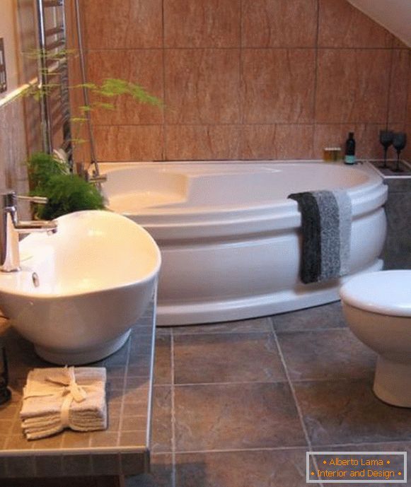 Baignoire d'angle dans une petite salle de bain