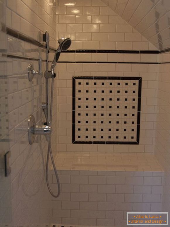 Plafond incliné dans la salle de douche
