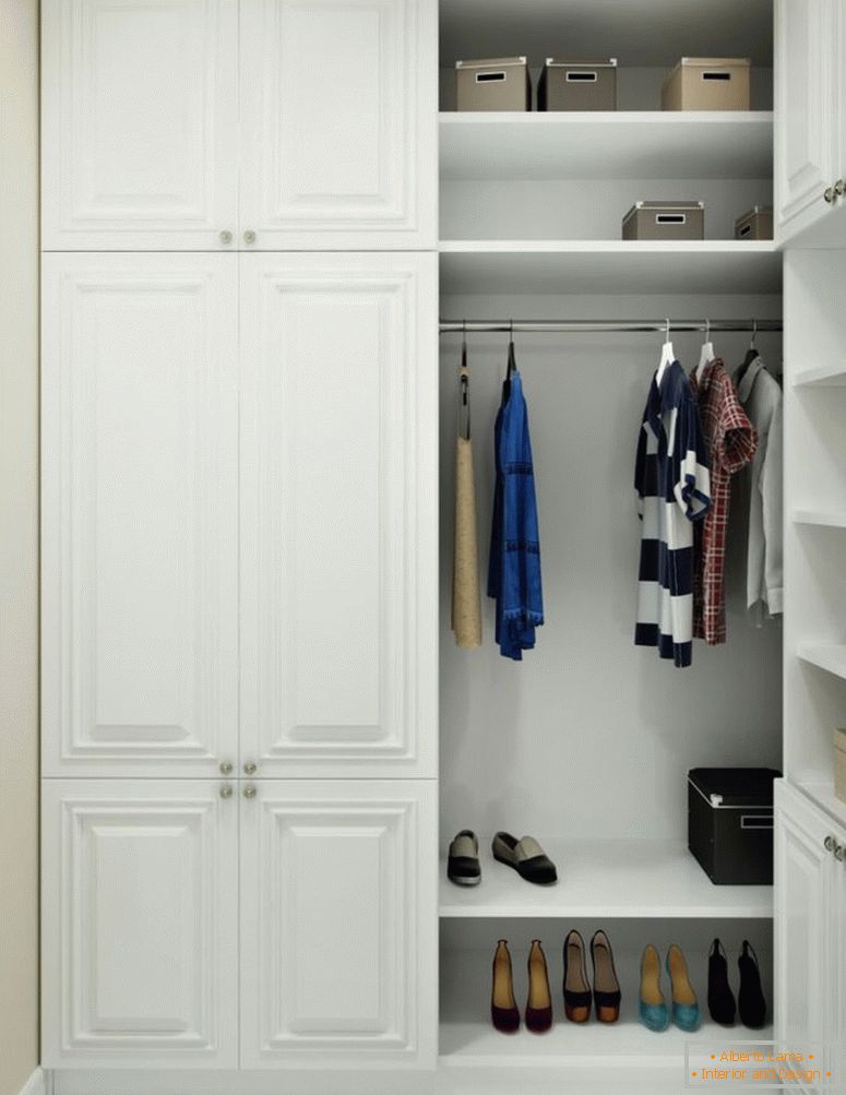 une petite armoire-3 mètres carrés avec placards blancs