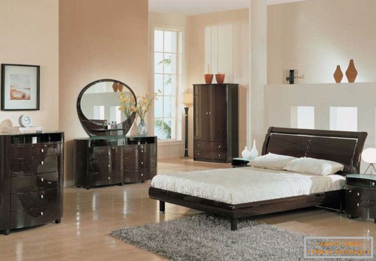 classique-et-simple-chambre-tendances-avec-brillant-meubles-avec-vanité-et-commode-aussi-lit-canapé-et-shag-tapis-et-stratifié-sol et lampe de table