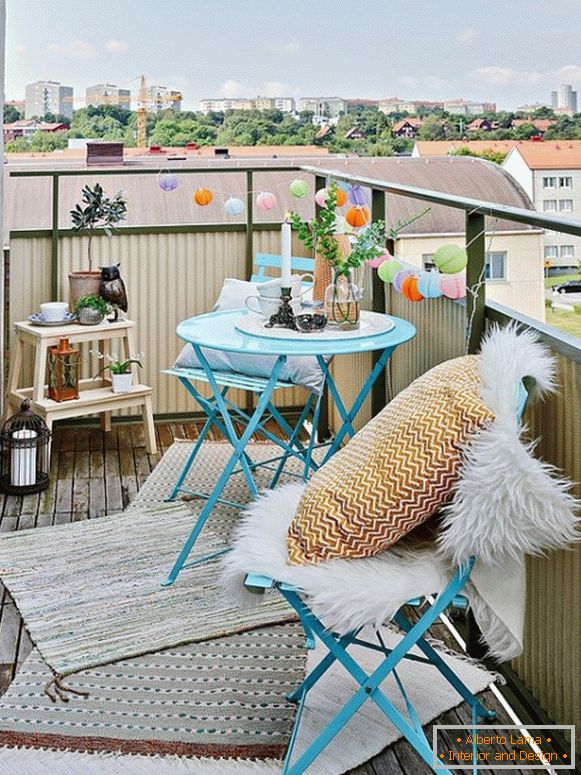 Mobilier élégant et décor pour le balcon
