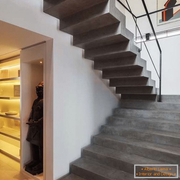 Escalier en béton dans une maison privée de style moderne