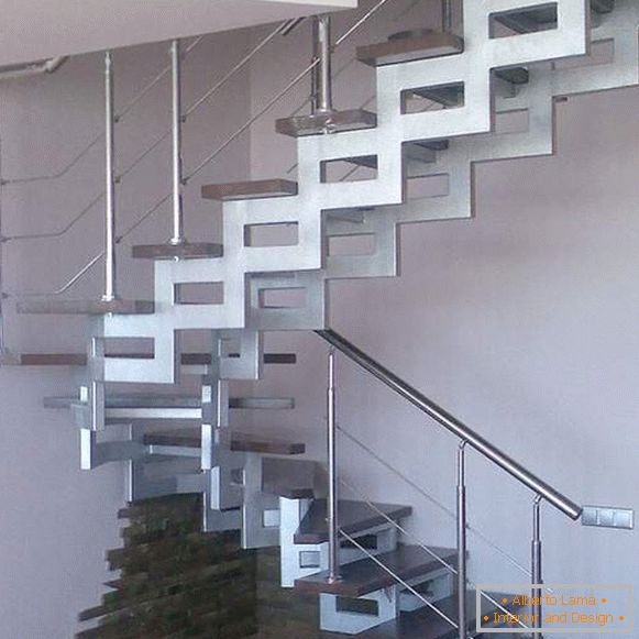 Escalier en métal inhabituel dans une maison privée avec des escaliers en bois