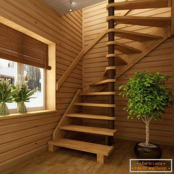 Escaliers en colimaçon modernes dans une maison privée en bois