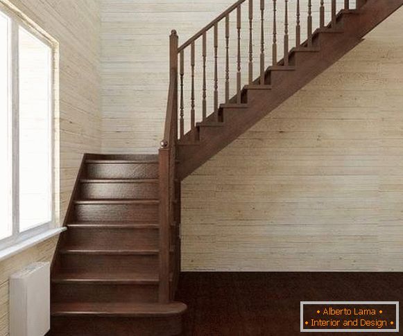 Escalier intermédiaire dans une maison privée avec plusieurs marches en bois