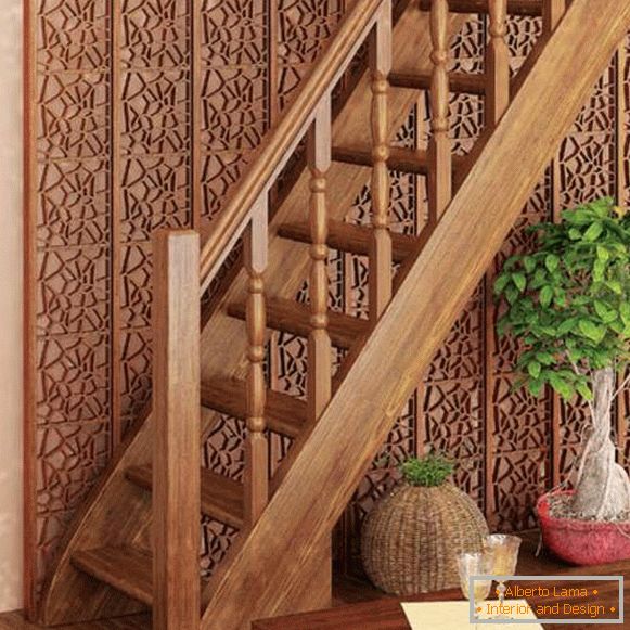 Belle conception d'escalier dans une maison privée - photo d'un modèle en bois